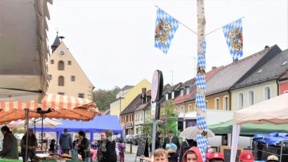 Bild: rgr
Zum Wochenmarkt hat der Bauhof auch einen Maibaum aufgestellt.