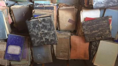 Bild: sche
So sieht unbearbeitetes Archivmaterial aus, dass durch Ehrenamtliche bearbeitet werden soll. Die Gemeinde Freudenberg sucht daher Mitarbeiter mit Zeit und Liebe zum Historischen.