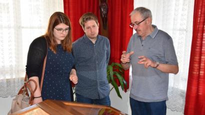 Bild: Alexander Pausch
Otto Grillmeier (rechts) führt die Juso-Landesvorsitzende Anna Tanzer und den Bundesvorsitzenden der Jungsozialisten Kevin Kühnert durch das Geburtshaus der Resl von Konnersreuth.
