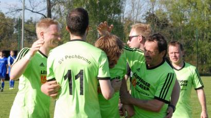 Bild: gb
Die Spieler des SV Pechbrunn bejubeln nach dem 4:2-Sieg in Falkenberg den Klassenerhalt.