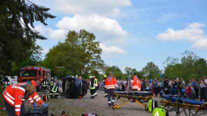 Bild: Freya Stöckl
Große Einsatzszenarien ließen die Zuschauer spüren, wie viel Arbeit und Absprache nötig ist, damit alle Helfer koordiniert ihren rettenden Aufgaben nachgehen können.