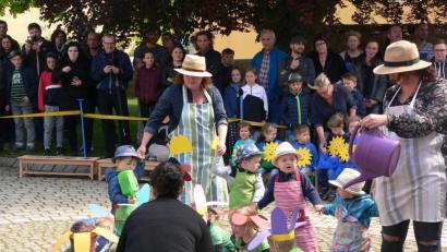 Bild: mh
So bunt wie der Frühling ist das Kindergartenfest in Luhe. Die Zuschauer sind stolz auf ihre Sprösslinge und sehen begeistert zu.