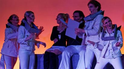 Bild: tr
Mit seiner Bühnenversion des Romans "A Clockwork Orange" von Anthony Burgess lässt das Ovigo-Theater die Droogs um Gangchef Alex am Freitag und Samstag auf das Publikum in der Waldsassener Glashütte Lamberts los.