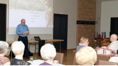Bild: njn
Projektleiter Roland Lochner (stehend links) freute sich über den guten Besuch des ersten Filmnachmittags des Generationen-Netzwerks.
