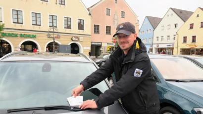 Bild: exb/Vera Dehling
Die Verkehrsüberwachung der Stadt Schwandorf verteilt ein blumiges Dankeschön an alle Richtig-Parker.