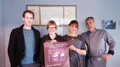 Bild: exb
Hannes Gilch, Vorsitzender der Musikinitiative Vohenstrauß, sowie Anne Fichtner, Sandra Stengel-Rewitzer und Veit Reisberger (von links) vom Lokal „das friedrich“ freuen sich schon auf die Konzertreihe.