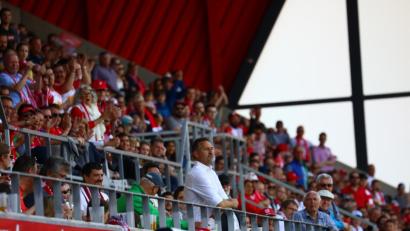 Bild: Jahn Regensburg
Bei seinem letzten Auftritt als Jahn-Trainer muss Achim Beierlorzer das 2:2 seiner Noch-Mannschaft gegen Sandhausen von der Tribüne aus beobachten.