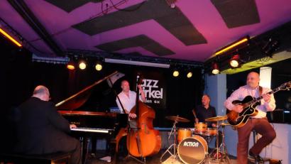 Bild: lr
Sie machen sich die Welten von Django Reinhardt und Oscar Peterson zu eigen: Marian Petrescu (Klavier), Joel Locher (Kontrabass), Guido May (Schlagzeug) und Wawau Adler (Gitarre) interpretieren im "Bistrot Paris" Evergreens aus der Jazz-Historie.