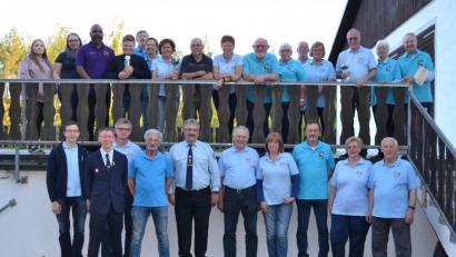 Bild: hcz
BSB-Kreisvorsitzender Claus Fiedler sowie die Kreisschießwarte Karl Heinz Klein und Karlheinz Klein (2., 4. und 5. unten von links) waren über die Erfolge ihrer Schützen erfreut.