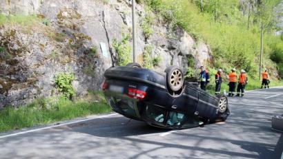 Bild: jma
Mit über zwei Promille im Blut überschlägt sich am Samstagnachmittag ein 34-Jähriger mit seinem Auto bei Weidlwang. Der Mann bleibt dabei nahezu unverletzt, sein Volvo jedoch ist laut Polizei ein Totalschaden.