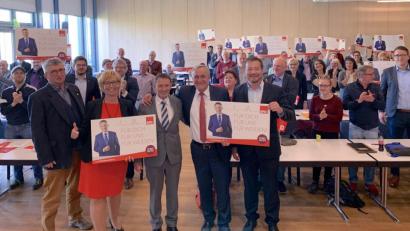 Bild: Karin Wilck
Uli Grötsch (von rechts), OB Kurt Seggewiß sowie SPD-Stadtverbandschefin Sabine Zeidler und "Vize" Herbert Schmid schickten OB-Kandidat Jens Meyer (Mitte) und sein Team für den Stadtrat auf die Reise, die bis zu den Kommunalwahlen Mitte März geht.