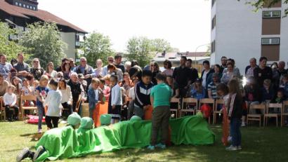 Bild: adj
Die Verwandlung von der Raupe Nimmersatt zum Schmetterling spielten die Kinder der Kindertagesstätte Arche Noah im Singspiel zum 50. Geburtstag.