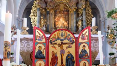 Bild: mab
Noch bis zum 22. Mai kann das außergewöhnliche und farbenprächtige Bildnis, das als Jubiläumsikone in der Miesbergkirche ausgestellt ist, betrachtet werden.