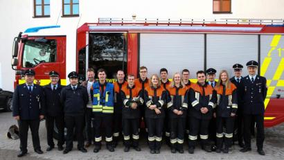 Bild: egl
Strahlende Gesichter nach dem Abzeichen: Dazu gratulierten den Teilnehmern Ausbilder Martin Plößl (von links), Kreisbrandinspektor Hubert Blödt, Alexander Zeitler, Bürgermeister Alwin Märkl, stellvertretender Kommandant Peter Meßmann jun., Kreisbrandmeister Armin Daubenmerkl (ab Zweiter von rechts) und Franz Bauer.