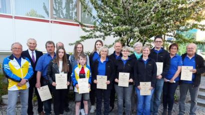 Bild: gis
Die erfolgreichen Sportler 2018/19 mit zweitem Bürgermeister Karl Heinz Glaser (Zweiter von links), Schützenmeisterin SC Tell Neubau Andrea Voit (Zweite von rechts), SC-Vorsitzendem Sigurd Zapf (links), Johannes Schrader (Dritter von links) und Wolfgang Nickl (rechts).