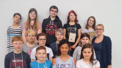 Bild: abu
Die Schüler des Sonderpädagogischen Förderzentrums Eschenbach beteiligen sich an der Sammelaktion des Landesbundes für Vogelschutz. Lehrerin Maria Buchfelder (rechts) ist stolz auf ihre fleißigen Schützlinge.
