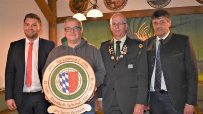 Bild: rgr
Jochen Forsmann (Zweiter von links) vom Verein Zimmertutzen Troschenreuth ist der Sieger der Sparkassen-Scheibe. Zu seinem Erfolg gratulieren ihm Thomas Wittmann (links) von der Sparkasse sowie (von rechts) Bürgermeister Edgar Knobloch und Schützenmeister Bernhard Ott (Hubertus Grafenwöhr).