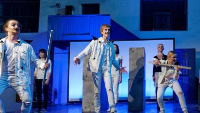 Bild: tr
Alex (Mitte) und seine Gang, die Droogs.