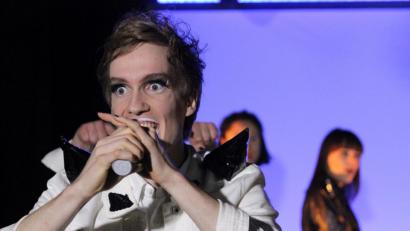 Bild: exb
„A Clockwork Orange“ von Anthony Burgess setzt das Ovigo-Theater in der Tiefgarage der Landgraf-Ulrich-Halle in Szene.