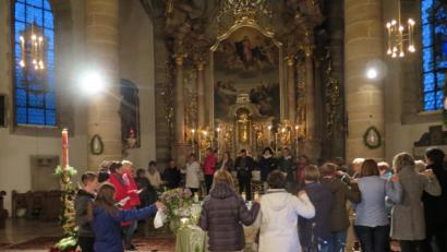 Bild: jzk
„Nehmen wir all unsere Hoffnungen mit in den Altarraum und versammeln uns dort zu einem großen Kreis“, lautet die Einladung am Ende des ökumenischen Abendgebets.