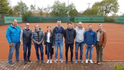 Bild: gi
Diese neue Führungsriege mit Vorsitzenden Michael Bock (Mitte) an der Spitze wird den Tennisclub die nächsten zwei Jahre führen. Dazu gratulierte Bürgermeister Hermann Ach.