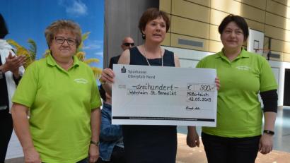 Bild: jr
Mit einer Spende von 300 Euro überraschten die Wanderfreunde Mitterteich das Wohnheim St. Benedikt. Wanderfreunde-Vorsitzende Andrea Zinnecker (links) und Kassiererin Yvonne Fischer (rechts) überreichten die Spende an Einrichtungsleiterin Elke Bauer.