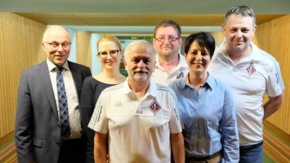 Bild: do
Bürgermeister Albert Nickl gratuliert zur Wiederwahl (von links) Schatzmeisterin Sabrina Schuller-Krausch, Vorsitzendem Hans Schuller, zweitem Vorsitzendem Markus Schrembs, Schriftführerin Marina Braun und dem neuen Sportchef Markus Edl.