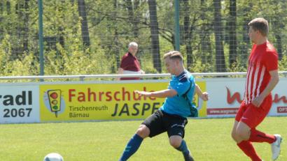 Bild: gb
Der FC Tirschenreuth beendete die Bezirksliga-Saison 2018/19 mit einem 3:2-Sieg gegen den TSV Thiersheim. Hier zieht Daniel Kahrig (links) ab.