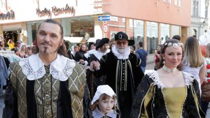 Bild: Wolfgang Steinbacher
Formvollendet königlich geben sich Winterkönig Andy Kuntz und Joanna Lissai als seine Angetraute Elisabeth Stuart beim Zug des Ensembles durch die Innenstadt.