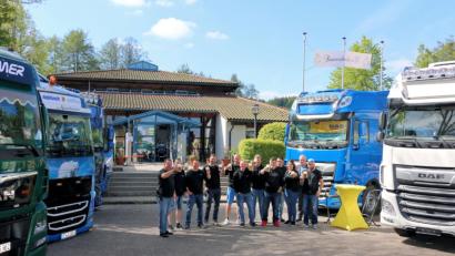 Bild: bsc
Eingerahmt von Lastwagen fand vor der Steinwaldhalle die Eröffnung des zweiten Trucker-Festes statt. Das Vorstandsteam der Organsiatoren und Bürgermeister Gottfried Härtl (Zweiter von rechts) stießen auf den Erfolg an.