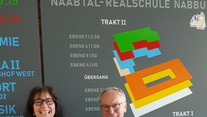 Bild: hir
Realschuldirektorin Hannelore Reil-Heining präsentiert zusammen mit ihrem Stellvertreter Johann Vollath die Plakate zum "Tag der offenen Tür" an der Naabtal-Realschule. Anlass dafür ist das Schuljubiläum und der Abschluss der umfangreichen Sanierung.