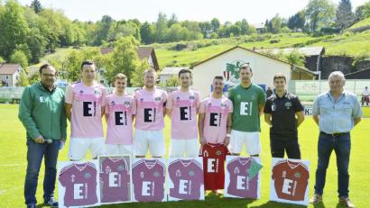 Bild: Ziegler
Sieben Spieler verabschiedeten DJK-Vorstand Sport Stefan Badura (links) und Vorstand Technik und Clubhausanlage Peter Haller (rechts) vor dem Anpfiff des letzten Bayernligaheimspieles gegen die DJK Don Bosco Bamberg. Von links: Verteidiger Johannes Kohl, Verteidiger Patrick Stauber, Stürmer Michael Jonczy, Defensivspieler Benjamin Burger, Verteidiger Tobias Särchinger , Stürmer Ralf Egeter und Mittelfeldspieler Michael Dietl

Bild: Ziegler