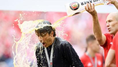 Bild: agentur_dpa
Eine ordentliche Bierdusche darf bei einer Meisterfeier in München nie fehlen: Arjen Robben (rechts) suchte sich gleich zu Beginn der Feierlichkeiten seinen Trainer Niko Kovac als „Opfer“ aus.