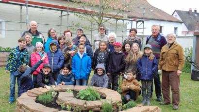 Bild: az
Die eifrigen Kinder der Klasse 3b helfen, den Garten des Mehrgenerationenhauses auf Vordermann zu bringen. Ihre Lehrerin Ingrun Allwartt (Dritte von rechts), die Senioren sowie Aktionsleiterin Elisabeth Gottsche (Zweite von links) freuen sich über den Fleiß der Schüler.