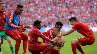Bild: agentur_dpa
Pure Freude mit dem Altmeister: Die Mitspieler feierten den überwältigten Franck Ribéry (Zweiter von rechts) nach dessen traumhaftem Lupfer zum 4:1 im Meisterfinale.