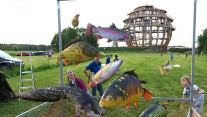 Bild: Hirsch
Schwebende Fische vor der Kulisse der Holzkugel. Die Kinder hatten ihren Spaß beim "Angeln".