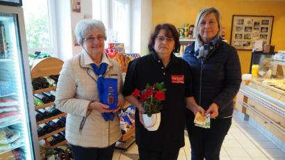 Bild: wmi
Der Katholische Frauenbund unterstützt wieder die Solibrot-Aktion. Rosi von der Grün vom KDFB Kirchenthumbach (rechts) und Martina Wiesnet (links, KDFB Schlammersdorf) bedanken sich bei Brigitte Heitzer mit Blumen und Kaffee für die Unterstützung.