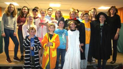 Bild: lg
Das neu zusammengesetzte Ensemble von Amanda Rieß (rechts) brachte den Jugendklassiker "Hilfe, die Herdmanns kommen" auf die Schülbühne.