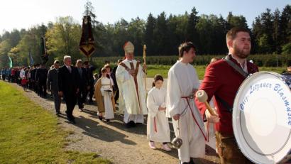 Bild: zer
Mit der Blaskapelle voran ziehen die Gläubigen und die Fahnenabordnungen der Vereine zur Marienkapelle, die festlich gesegnet wird.