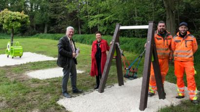Bild: mef
Bürgermeister Günter Stich (links) zeigt Maria Schmidt (Zweite von links) von der Firma Nexans die Spielgeräte. Die Bauhofarbeiter Tobias Fritsch und Florian Stadler (von rechts) haben sie aufgestellt.