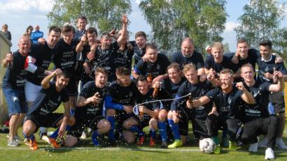 Bild: Rudolf Gebert
17 Spiele ohne Niederlage, acht Siege nach der Winterpause: Die SpVgg SV Weiden II ist verdient Meister der Kreisliga Nord: Nach dem 2:0-Sieg in Plößberg feierte die junge Truppe den Aufstieg in die Bezirksliga.