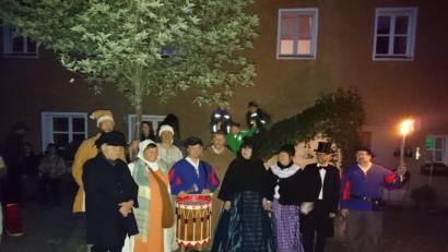 Bild: jzk
Josef Zaglmann, Martin Wittmann, Vroni Krauß, Anna Müller-Rösch, Roland Rabenstein, Roland Wende, Pauline Bäumler, Liane Preininger, Martin Mayer und Jürgen Schreyer (von links) bedankten sich für den Beifall der Gäste.