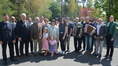 Bild: jr
Seinen 70. Geburtstag feierte Andreas Gleißner (Fünfter von links) im Gasthof „Finkenstich“. Mit dabei waren neben Ehefrau Lore, seinen beiden Kinden und vier Enkeln Bürgermeister Johann Burger (Dritter von links), FFW-Vorsitzender Matthias Härtl (links) sowie Schützen-Vorsitzender Helmut Kipferl (Fünfter von rechts). Die Band „Tonados" gratulierte ihrem Gründer mit einem Ständchen.