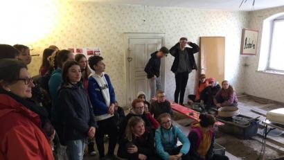 Bild: awo
In Workshops setzten sich die Schülerinnen und Schüler mit baukulturellen Themen auseinander, mit der Geschichte des Hauses, den Bezügen zur Goldenen Straße und den Perspektiven des Ackerbürgerhauses für die Zukunft.