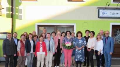 Bild: ubb
Vorsitzende Tina Zeitler (Mitte mit Blumen) freute sich mit ihren Stellvertreterinnen Carolin Böckl und Rita Ponnath (links vorne daneben) sowie Olga Luft und Alexandra Weiß rechts vorne daneben) über das Vertrauen der Frauen. Es gratulierten CSU-Kreisvorsitzender MdL Tobias Reiß und JU-Vorsitzender Matthias Grundler (von links), Stellvertretender Landrat Alfred Scheidler und Bürgermeister Ernst Neumann (von rechts) sowie Frauen-Union-Bezirksvorsitzende Barbara Lanzinger (Zwölfte von links).