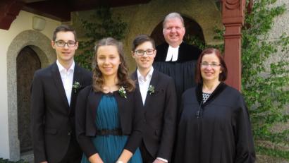 Bild: adj
Pfarrer Ulrich Gruber und Lydia Engelhardt freuen sich mit den Konfirmanden.