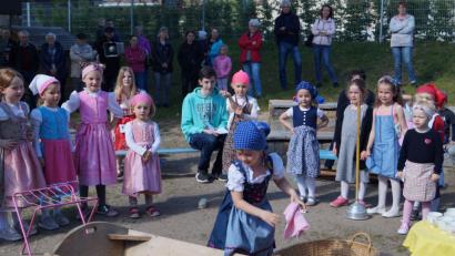 Bild: du
Die Waschfrauen zeigen beim Maifest des Kindergartens einen originellen Auftritt. Dabei kommen sogar Waschtrog und Stampfer wie in früheren Zeiten zum Einsatz.