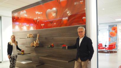 Bild: Bühner
Im firmeneigenen Präsentationsraum bekommt der Besucher einen Eindruck davon, wie
moderne Ladenkonzepte aussehen können: Unternehmer Josef Kürner mit seiner Tochter Sabine.