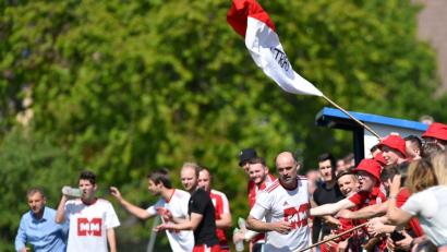 Bild: A. Schwarzmeier
Oldie but Goldie: Hubert Pühler lässt sich nach seinem Kopfballtreffer zum zwischenzeitlichen 2:0 für Waldthurn von den FSV-Fans feiern. Die Fahrenbergelf siegte im Derby beim SV Altenstadt/Voh. mit 2:1, schaffte damit den Klassenerhalt und verurteilte den Gegner zum Direktabstieg.