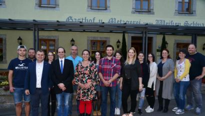 Bild: bey
Bürgermeister Karlheinz Budnik (vorne, links) freut sich über die Wiederwahl von Vorsitzenden Dominik Neitz, zweiter Vorsitzenden Anita Nonnenmacher und die Wahl des neuen Geschäftsführers Franz Bayerl und der Schriftführerin Jennifer Helgert (vorne, von links). In der zweiten Reihe die Beisitzer und die Kassenprüfer Klaus Richter und Andrea Schieder (von rechts).